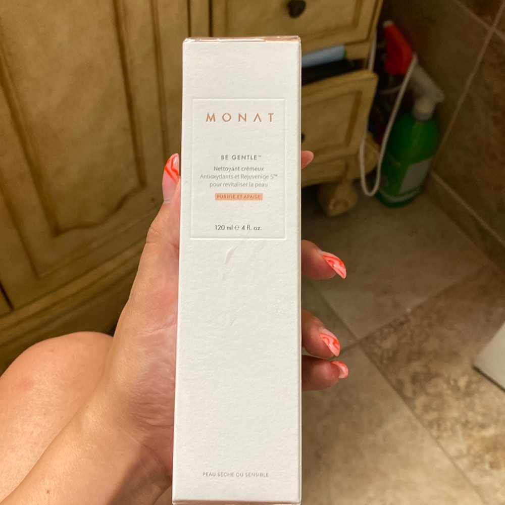 Monat cream cleanser